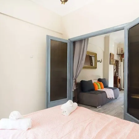 Baroque Downtown Maria's Apartman *